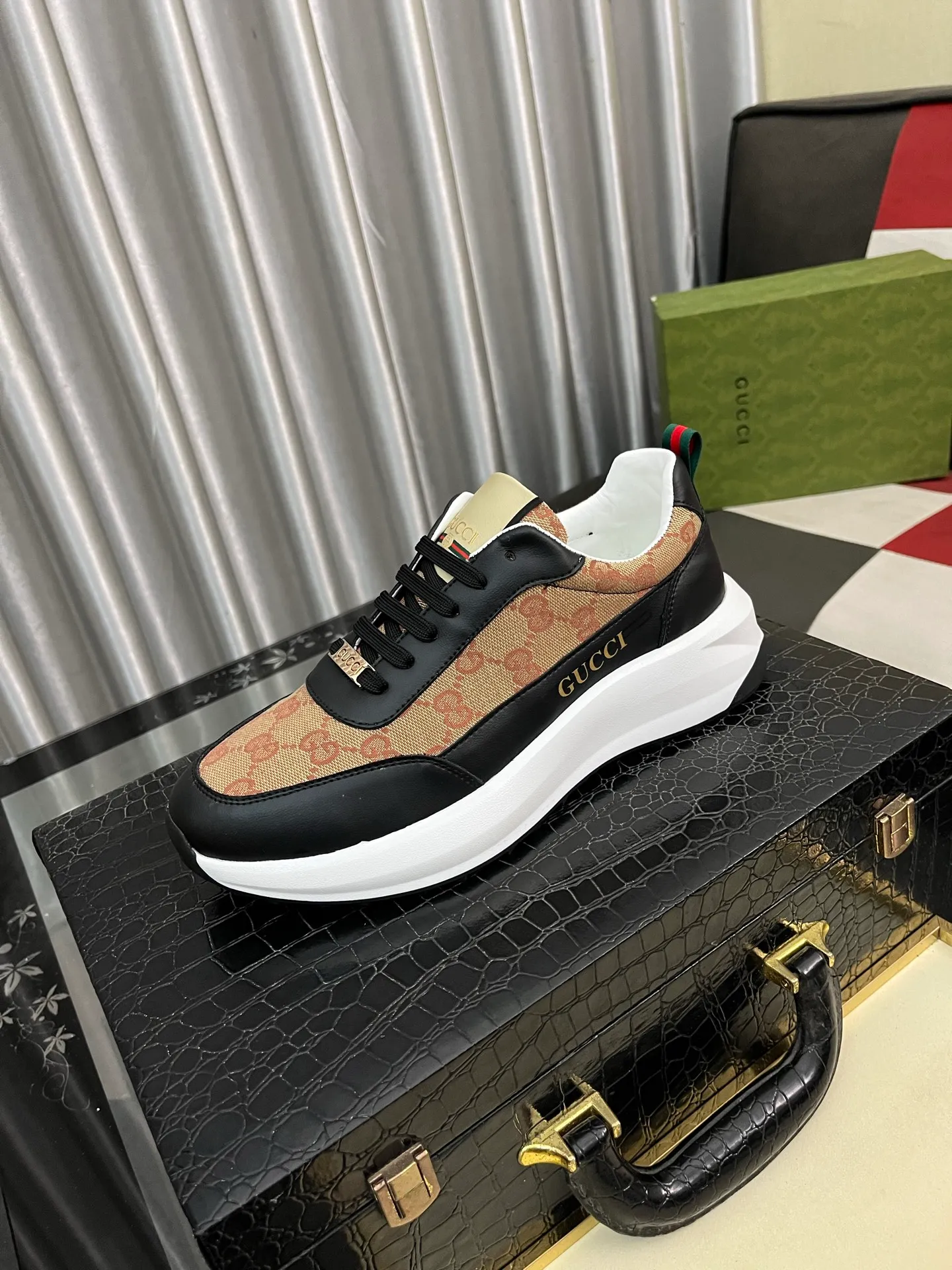 Men's Men's Shoes💰440⌚️⌚️【GUCCI】Gucci men's latest white shoe series casual shoes! The official website is built 1:1. Upper: Made of imported cowhide, with electric embroidery ➕Inner lining: Made of high-quality first-layer pigskin, soft and comfortable. Picky material selection and exquisite workmanship give you the best enjoyment. Size: 38-444️⃣Colors available